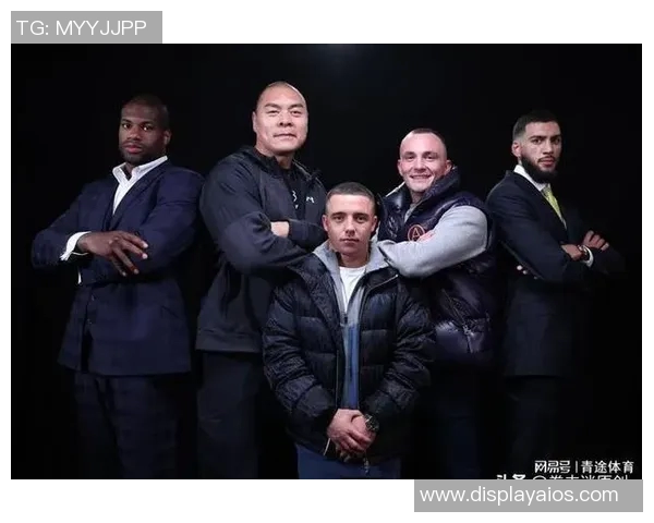 拳王与足球明星同框合影展现运动精神与友谊的精彩瞬间