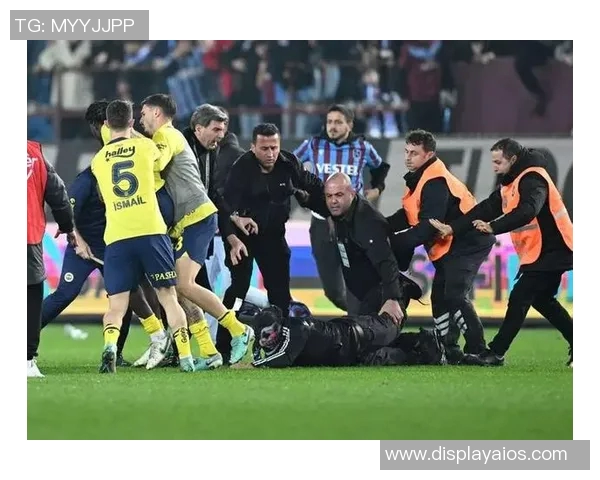 足球明星在比赛中遭遇激烈冲突瞬间引发全场轰动与热议