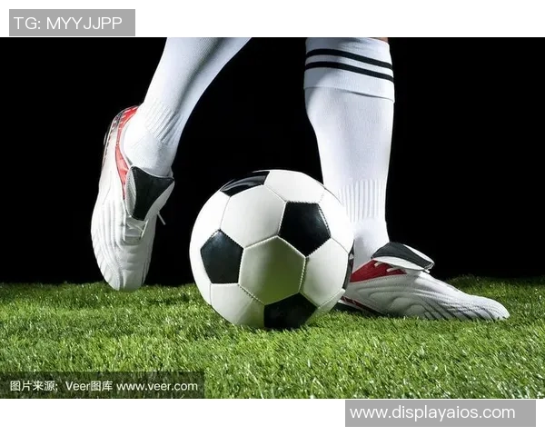 足球明星精彩瞬间踩球特写展示足球魅力与技巧的完美结合 足球明星精彩瞬间踩球特写展示足球魅力与技巧的完美结合