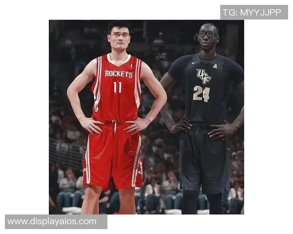 姚明与足球明星同框合影展现体育巨星的友谊与合作精神